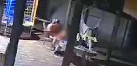 Criança de apenas dois anos pega arma do pai e mata mãe acidentalmente (veja o vídeo)