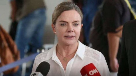 Gleisi diz que alta dos juros - maior patamar em 19 anos - é “incompreensível”, mas silencia sobre “culpado”