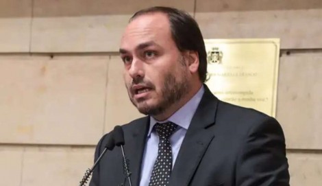 Sarcástico, Carlos Bolsonaro se manifesta após indiciamento e desmoraliza a PF