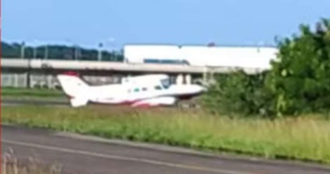 Avião sai da pista e acaba dentro da mata