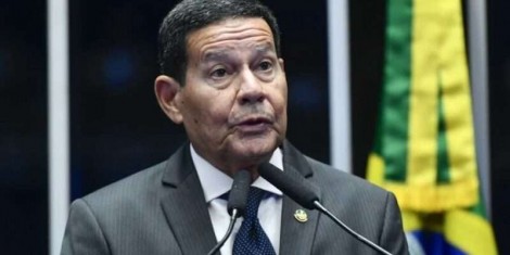 Jornalista se revolta com fala de Mourão contra Trump e manda dura resposta ao senador