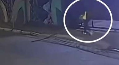 Bandido rouba celular de policial, volta para pedir a senha e tem o "CPF cancelado" (veja o vídeo)