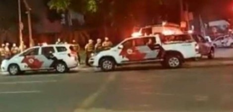 Manifestantes vão até a casa de Moraes e polícia é acionada