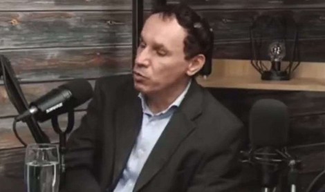 Jornalista preso no 8/01 faz denúncia gravíssima: “70 dias dormindo no chão, com uma única roupa” (veja o vídeo)