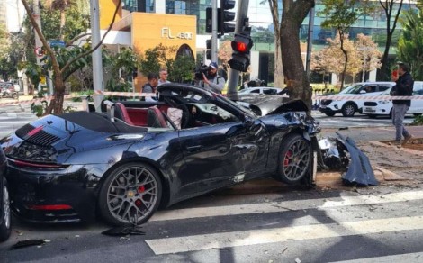 Influenciador que destruiu Porsche de R$ 1,5 milhão acaba preso nu, em flagrante (veja o vídeo)