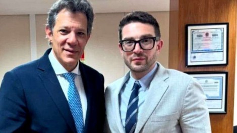 Filho de Soros em visita ao Brasil deixa digitais da Open Society na cena do crime