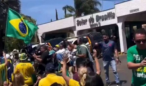 Centenas de apoiadores se reúnem em frente ao condomínio de Bolsonaro