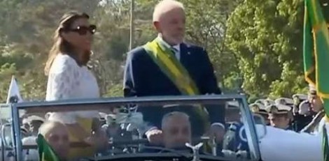Governo fala em 45 mil pessoas no desfile de Lula, mas número ainda mais bizarro é divulgado