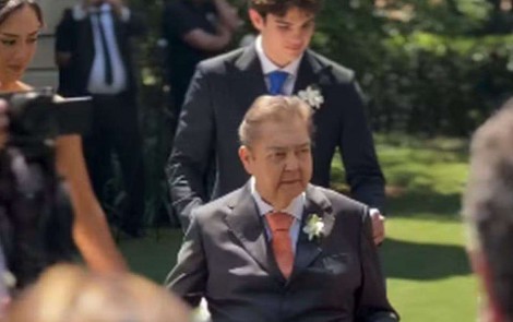 Faustão reaparece em cadeira de rodas para o casamento da filha