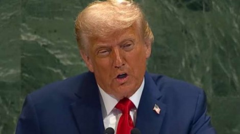 URGENTE: Trump surpreende, abraça Lula e combina reunião com o petista