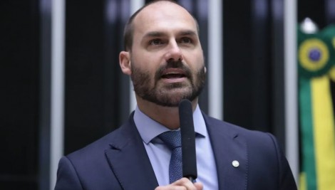 Vetado na liderança da minoria, Eduardo Bolsonaro deve sair candidato pelo NOVO em 2026