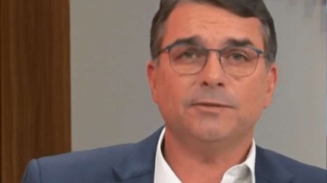Flávio Bolsonaro desmente fake news escancarada de O Globo