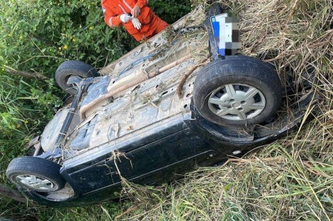 Criança de 5 anos sobrevive por vários dias ao lado dos pais mortos em trágico acidente