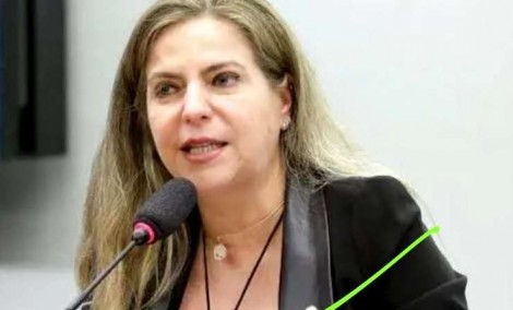 Deputada petista recusa acordo e permanece presa