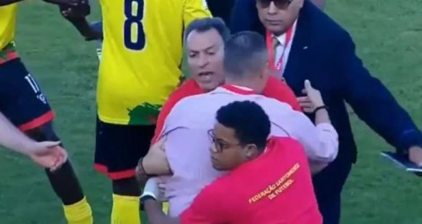 Técnico "surta", agride árbitro e é expulso após feito histórico