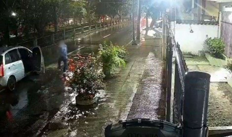 Policiais brigam na rua, trocam tiros e um morre (veja o vídeo)