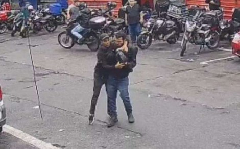 Em pleno centro de SP  homem toma tiro na cabeça e criminoso segue andando tranquilamente (veja o vídeo)
