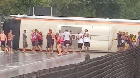 URGENTE: Ônibus com torcedores do Flamengo capota a caminho da Argentina (veja o vídeo)