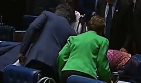 URGENTE: Senadora do PT tropeça no plenário, cai e sofre corte na testa (veja o vídeo)