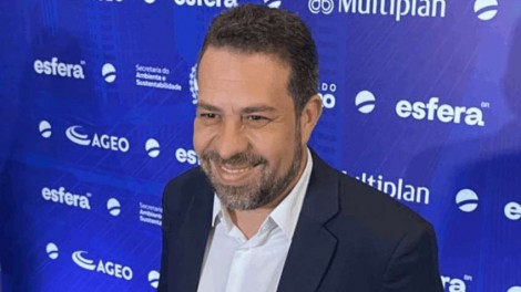 Entidade que se diz “apartidária” homenageia Boulos que retribui com discurso lunático e sem sentido