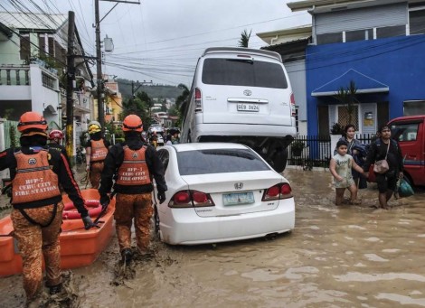 Mais de 100 mortos e rastro interminável de destruição deixa tufão (veja o vídeo)