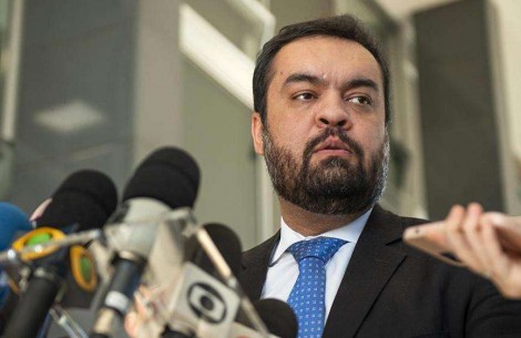 “Prego que se destaca, toma martelada”: TSE parte pra cima de Castro (veja o vídeo)