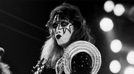 Revelada a causa da morte do guitarrista e cofundador do KISS