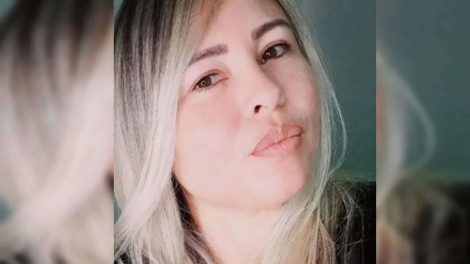 Policial é encontrada morta dentro de casa e muro tinha pichações com “X9” e "CV"