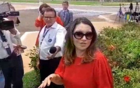 Intrometida, Janja esnoba deselegância e responde a chanceler alemão