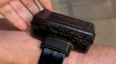 Imagens mostram tornozeleira violada e Bolsonaro confessando que tentou abrir por "curiosidade" (veja o vídeo)