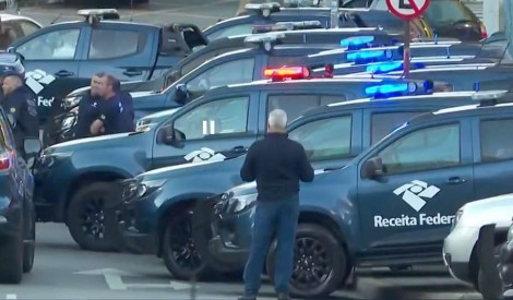 Comentarista político se afasta da emissora após virar alvo de operação policial (veja o vídeo)