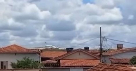 Avião perde o controle e ultrapassa limite da pista em aeroporto (veja o vídeo)