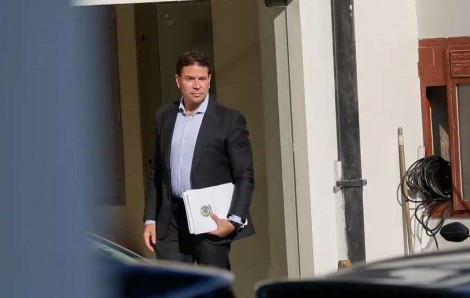 Com 2 meses de atraso a incompetente PF do Lula descobre como Ramagem deixou o Brasil