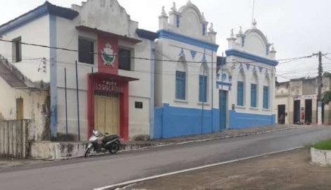 Prefeito assusta trabalhadores e faz "limpa" ao demitir funcionários como "presente de Natal"