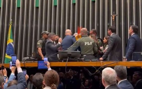 URGENTE: Psolista ocupa Mesa de Motta e é retirado à força pela polícia (veja o vídeo)