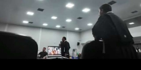 Confusão toma conta de julgamento, juíza manda retirar advogados e diz: "OAB que se dane" (veja o vídeo)