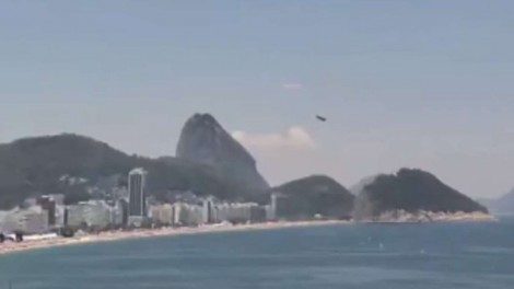 Surgem imagens chocantes da queda de avião na praia de Copacabana (veja o vídeo)