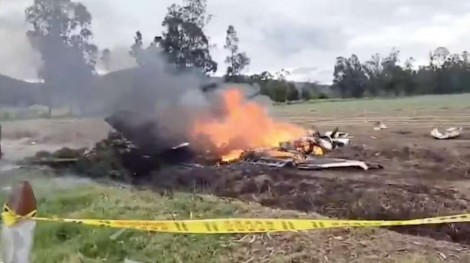 URGENTE: Avião cai, mata cantor famoso e outras cinco pessoas