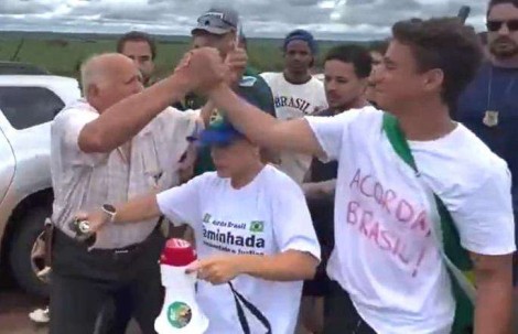 Homem de 91 anos emociona ao se juntar a Caminhada pela Liberdade e Justiça (veja o vídeo)