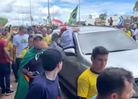 AO VIVO: Caminhada de Nikolas se aproxima de Brasília com milhares de pessoas (veja o vídeo)