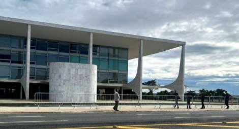 Lula manda cercar o Palácio do Planalto