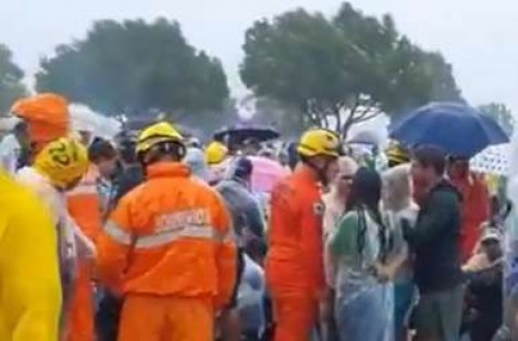 Veja imagens após raio cair na manifestação e deixar feridos (veja o vídeo)