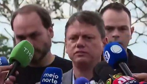 Tarcísio visita Bolsonaro e solta o verbo ao deixar a prisão (veja o vídeo)