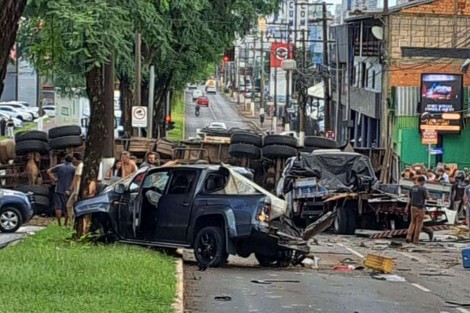 Carreta desgovernada provoca gravíssimo acidente e atinge 14 veículos no centro de Chapecó (veja o vídeo)