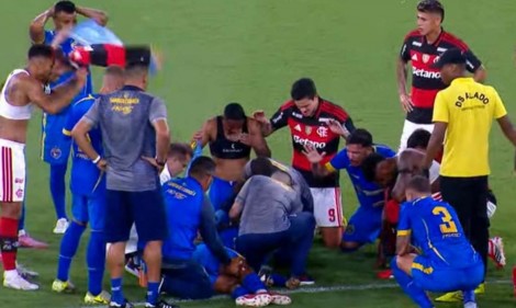 Enquanto jogador tinha convulsão, centroavante Pedro rouba a cena ao orar de joelhos (veja o vídeo)