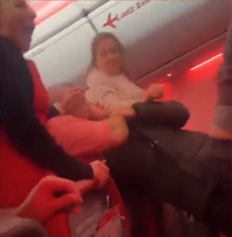 Briga generalizada dentro de avião obriga piloto a fazer pouso de emergência e termina com sangue e dentes no chão