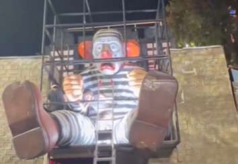 Surgem as primeiras imagens do bizarro desfile em homenagem a Lula