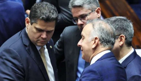 Senadores driblam Alcolumbre, cambaleante em meio a inúmeros escândalos