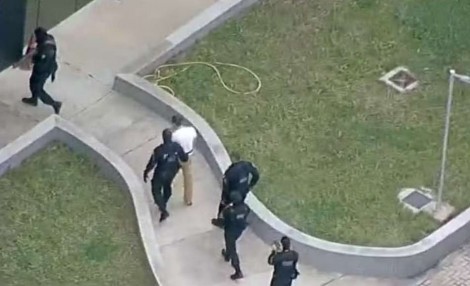 Transferido para presídio federal, Vorcaro tem cabelo raspado antes de chegar a Brasília