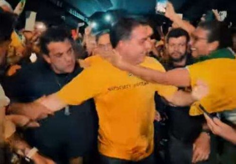 Flávio encarna a popularidade do pai e vira sensação em todo o país (veja o vídeo)